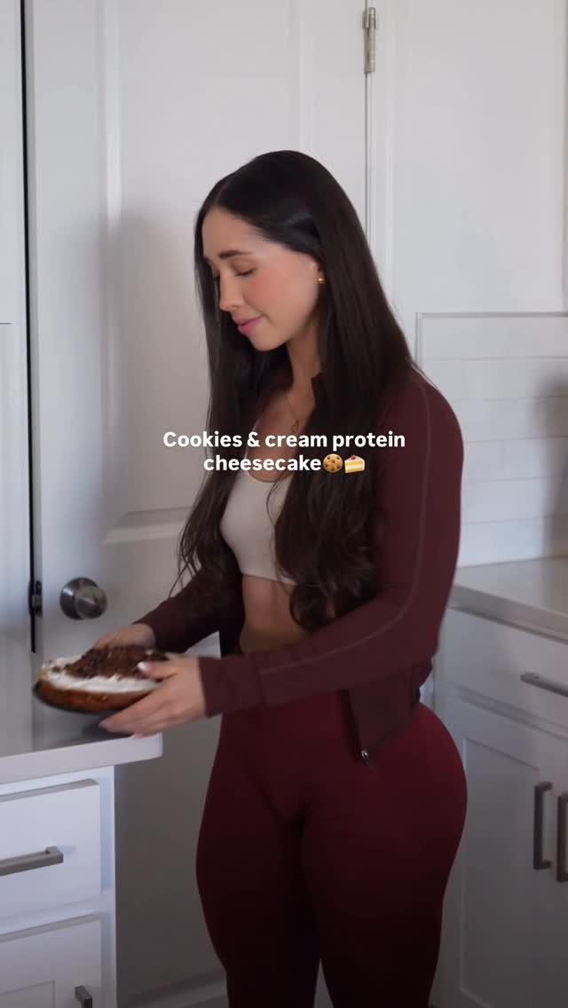 Instagram post by @prisci_corona for Dymatize. Caption reads: Cheesecake sabor cookies&cream🍪🍰 
Macros:....
