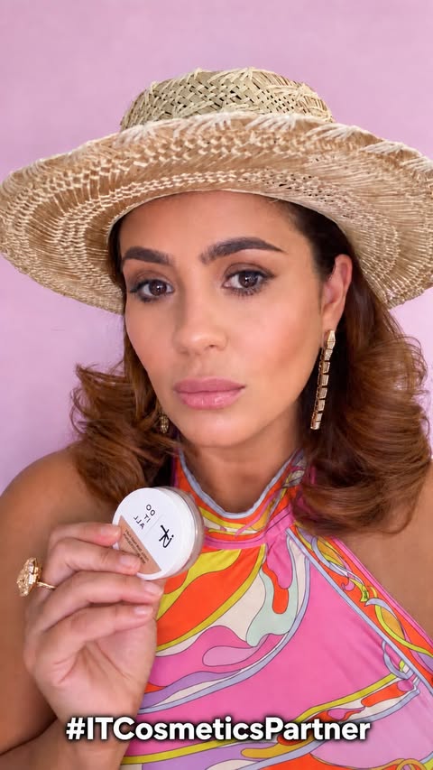 Instagram post by @renataoliveiraofficial for IT Cosmetics. Caption reads: #ITCosmeticsPartner Lately, I’ve been focusing on....