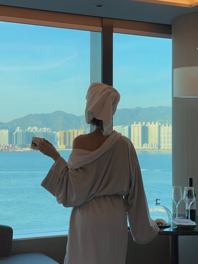 Instagram post by @hannacoreana for Hyatt. Caption reads: Con ganas de regresar a Hong Kong 🤍 
혼자 시간을 보내기에....