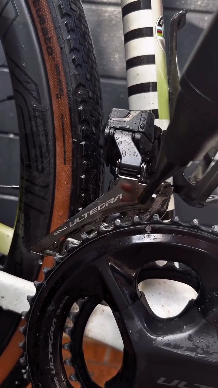 Instagram post by @road_bike_girl for Dynamic Bike Care. Caption reads: Der neue @dynamicbikecare AirForce Max – trocknet....