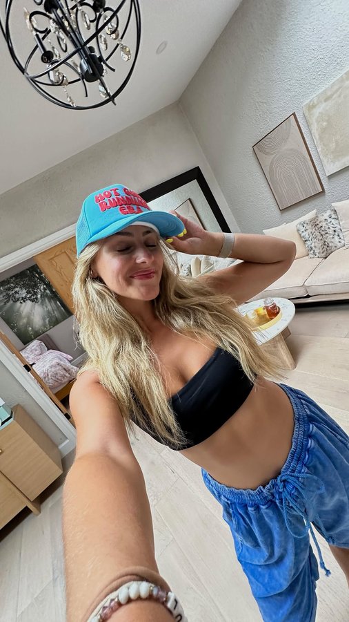 Instagram post by @tiffany_henriques for Manna Hydration. Caption reads: #ad Hydration is key when it comes to running!....