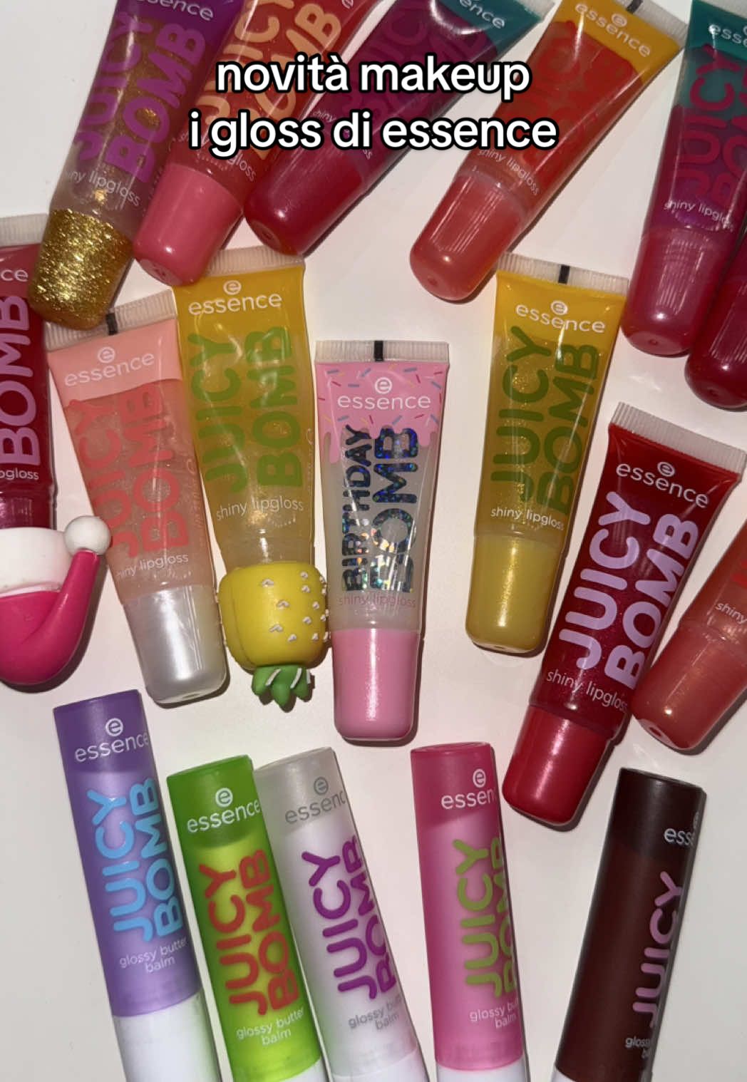 TikTok post by @avocadogabb for Essence Cosmetics. Caption reads: Gli iconici juicy bomb di @essence.cosmetics sono....