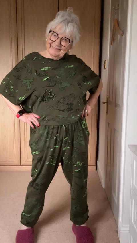 Instagram post by @vivthecarer for Snag Tights. Caption reads: [...] the lovely people @snagtights sent me....