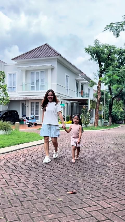 Instagram post by @mommyjojaje for AZARINE KIDS. Caption reads: [...] pakai Hairtopia Nutrition Serum dari....