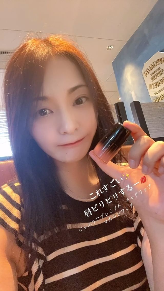 Instagram post by @mayoituki for 株式会社イヴ(公式). Caption reads: 可愛すぎるリップGET✨

デザインも可愛くて、色も可愛いんだけど、
塗った時に唇がビリビリして、ス....