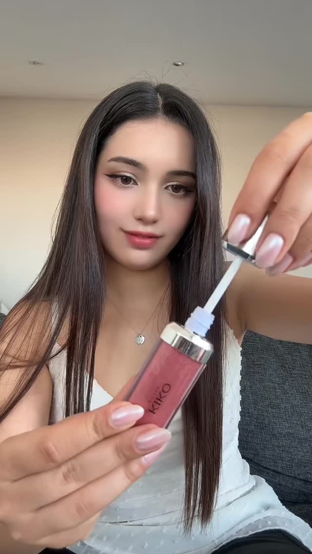 Instagram post by @busrakoseofficial for KIKO Milano. Caption reads: Çok beğendim! 🩷🌸 @kikomilanoturkey 
#lipgloss....