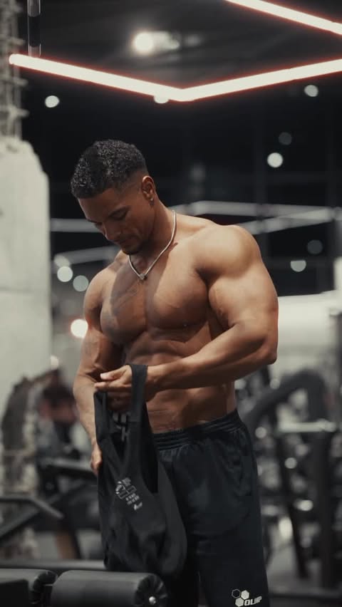Instagram post by @eltonpintomota for Olimp Sport Nutrition. Caption reads: [...] 💪🏾💪🏾💪🏾 #olimpad #ad....