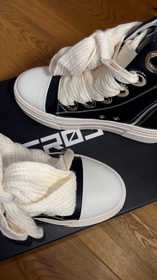 Instagram post by @fatimagenothiam for CRISTIANZEROTRE. Caption reads: TOO CLEAN @cristianzerotre 🖤Loving the look 👟
....