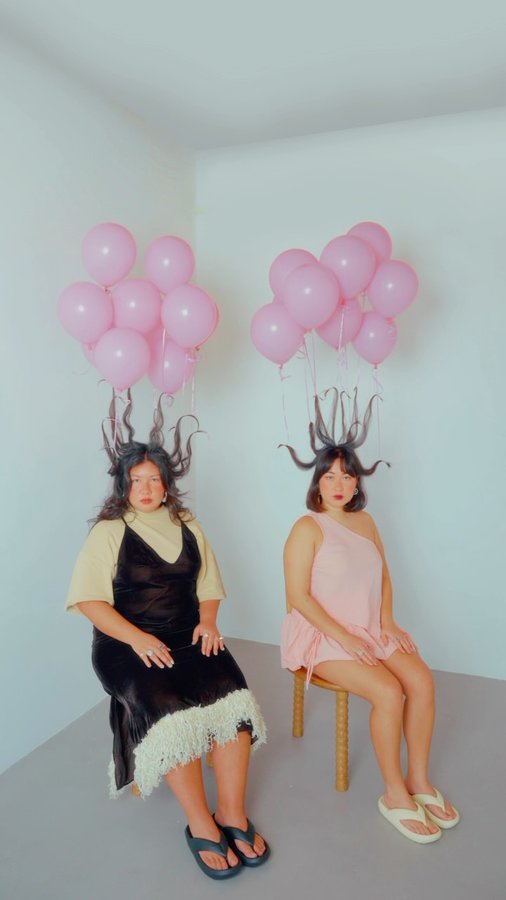 Instagram post by @twolostkids for Havaianas. Caption reads: Máxi é pop! Two Lost Kids não poderiam ser mais....