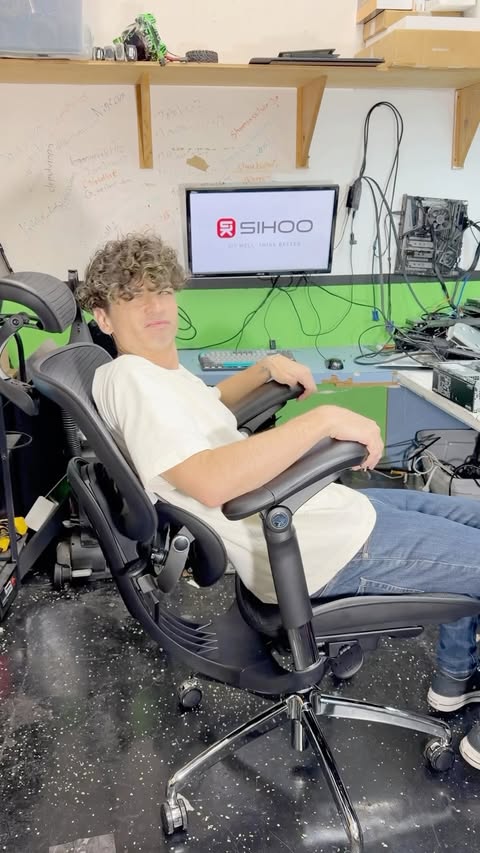 Instagram post by @thebomb602 for SIHOO. Caption reads: [...] I can’t believe how comfortable this Sihoo....