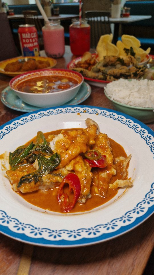 Instagram post by @eat_with_radz for VISIT LONDON. Caption reads: @rosasthai
《AD/Invite》
Looking for authentic Thai....