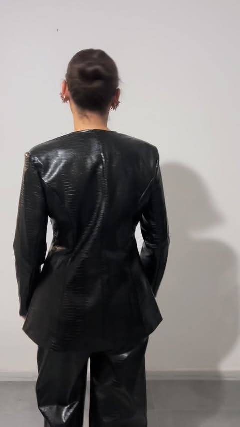 Instagram post by @giorgia18.06 for StyleWe. Caption reads: 🖤
@stylewe 
Use code 20giorgia for 20% off. [...].