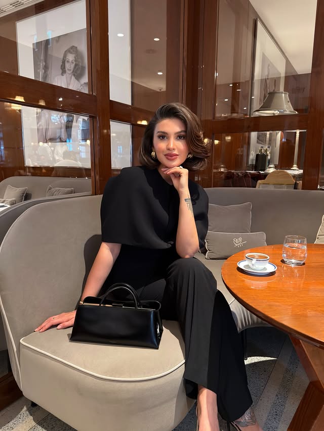 Instagram post by @ezgi.ergun for VERAFIED NEW YORK. Caption reads: Classy🖤 #reklam.