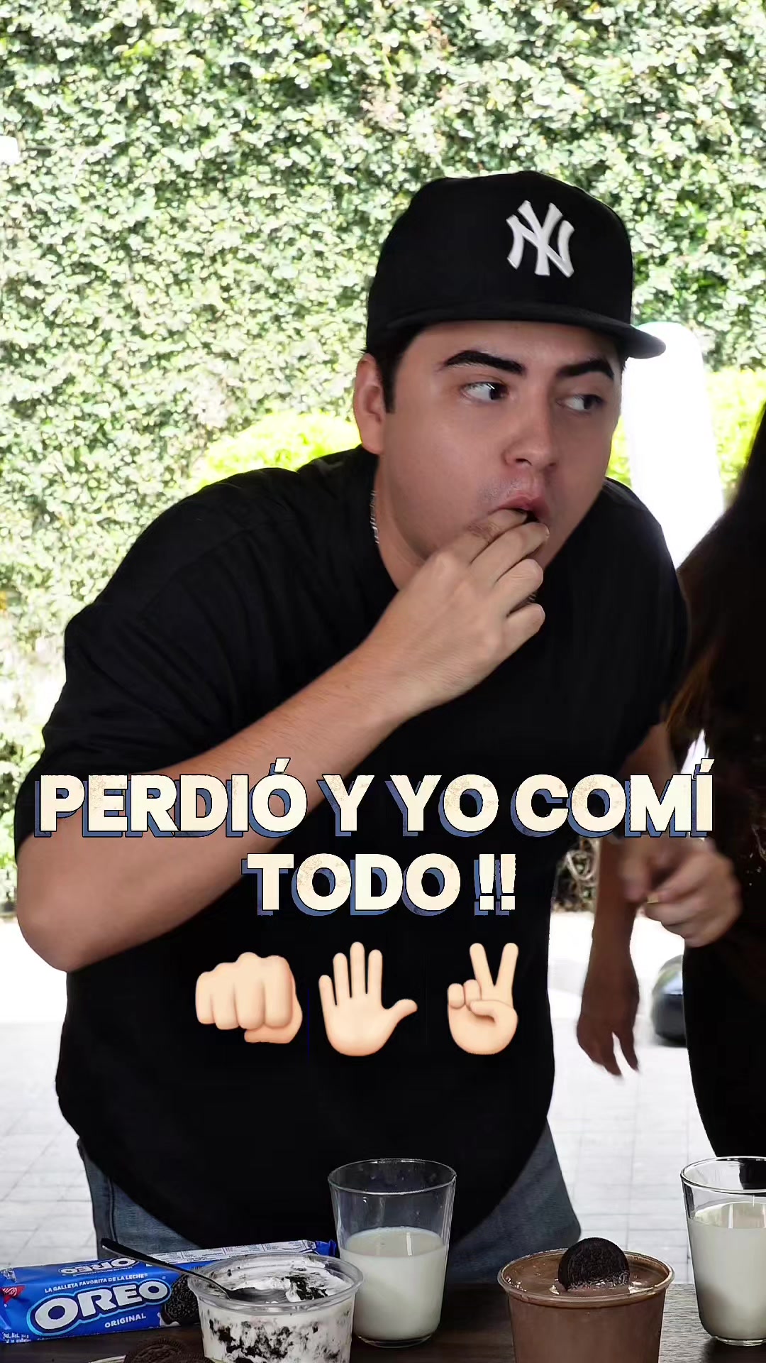 TikTok post by @retomiguel for Oreo. Caption reads: Mi novia la más suertuda 😂😱 por poder comer....