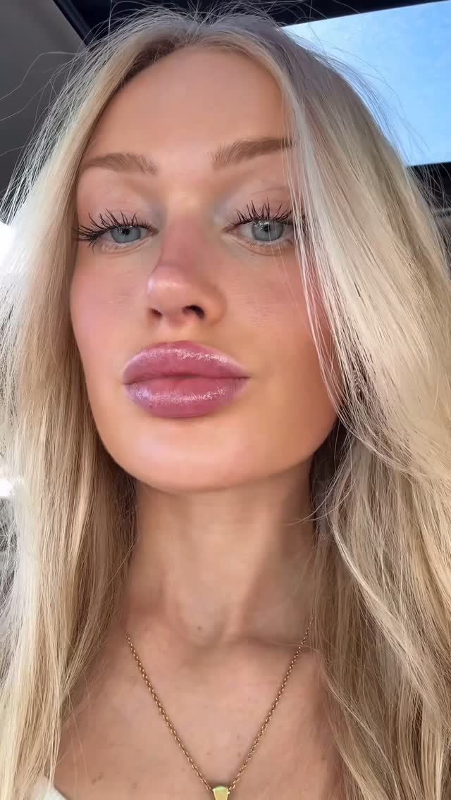 Instagram post by @zoehonsinger for Shoppers Drug Mart. Caption reads: Glossy, buttery, so holiday-ready 💋🎁 The....