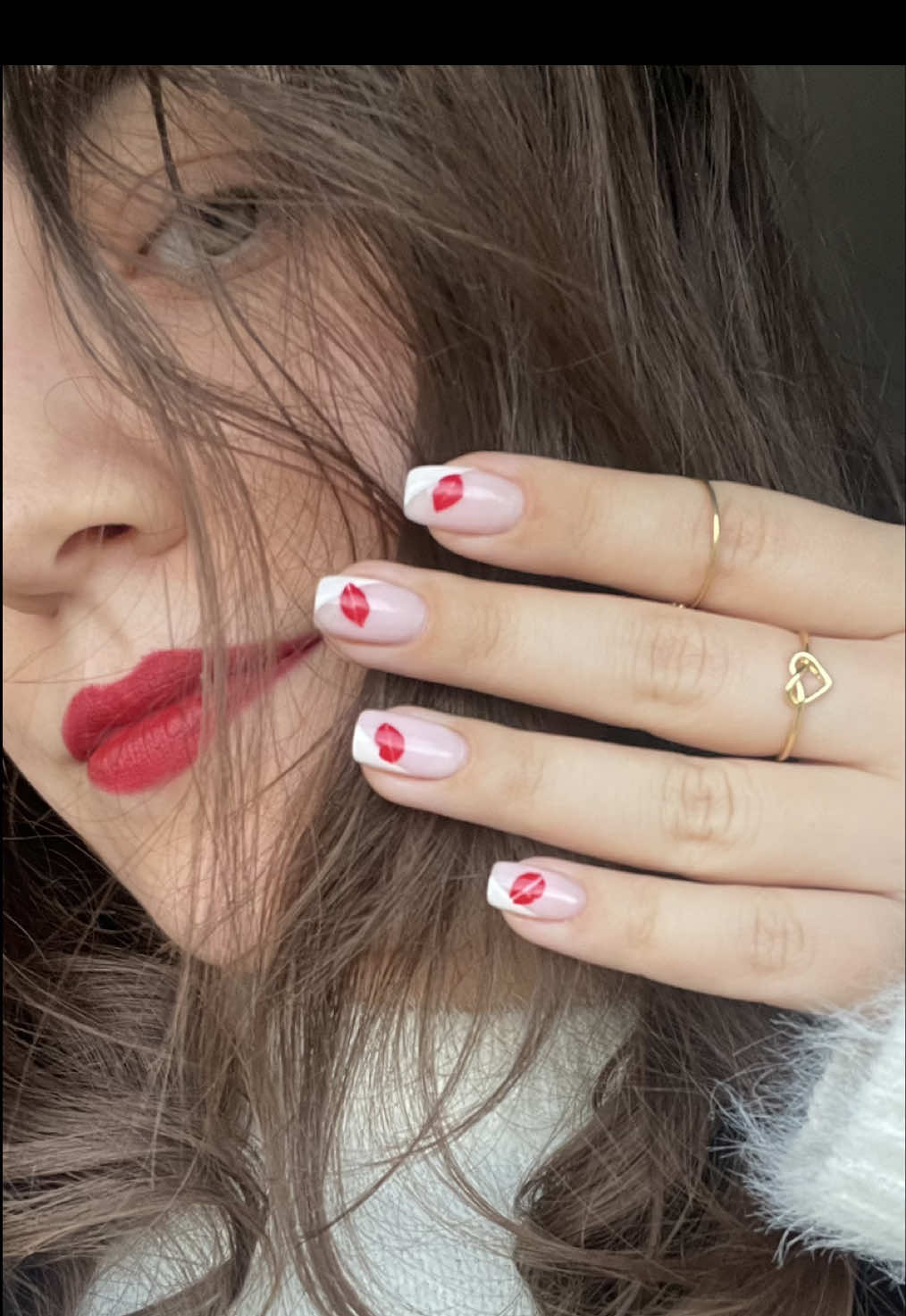 TikTok post by @simlynail for essie. Caption reads: [...] easy V-day nail art hack using gel by @essie....