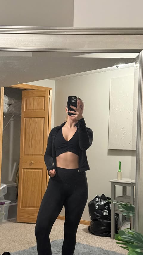 Instagram post by @ellie_teale for LaRochePosayUS. Caption reads: [...] 😇 do you guys like this full day?!....