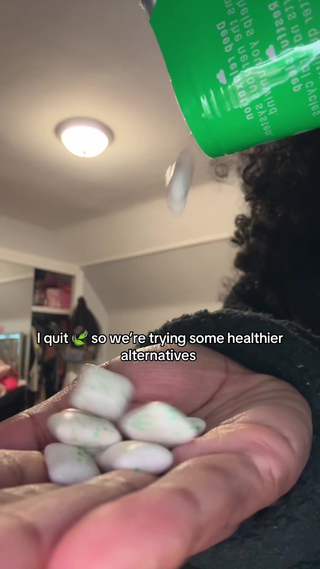 TikTok post by @txss.arii for Clooudie. Caption reads: @Clooudie Gum #cloudiegum #gum #quitsmokingwithme.
