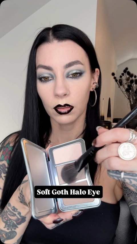 Instagram post by @jessicahazemua for Blend Bunny Cosmetics. Caption reads: [...] to use this gorgeous palette from....