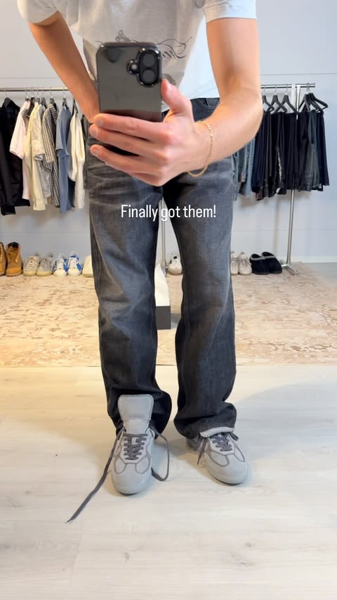 Instagram post by @vayardgallery for ALOHAS. Caption reads: PR Gifting from @alohas #alohas #sneakers.