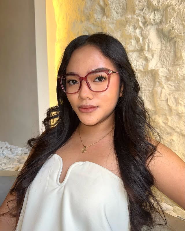 Instagram post by @khanajenner for Zeelool. Caption reads: [...] for $ off :) wearing glasses from @zeelool :....