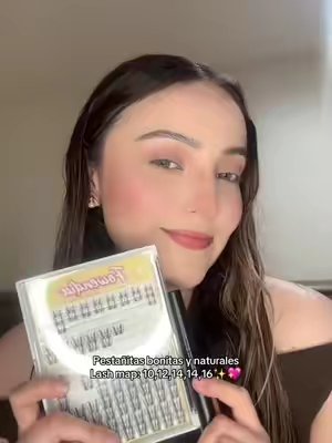 TikTok post by @alondramcal for Fowendia Lashes. Caption reads: @Fowendia Lashes pestañitas bonitas y naturales....