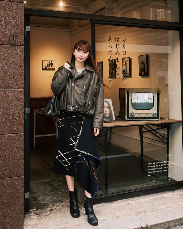 Instagram post by @emisuzuki_official for LOEWE. Caption reads: LOEWEといっしょに銀ぶら🤍
ㅤㅤㅤ
カサロエベ銀座のオープンを記念して発行された「シティ....