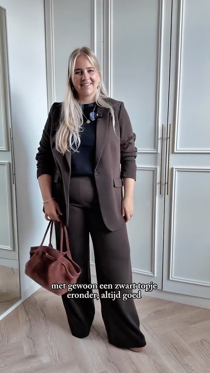 Instagram post by @roseklerenzooi for Ulla Popken. Caption reads: [...] 🤎🤩 En hoe tof is dit pak dan??....