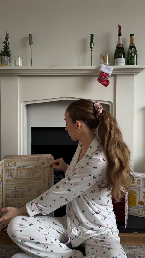 Instagram post by @siennasanter for IZIPIZI. Caption reads: Day 7 !! 🎄✨❄️

To enter the giveaway:
✨ Watch the....