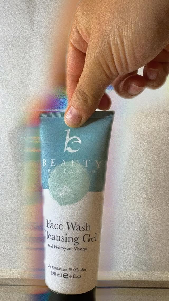 Instagram post by @psikanada for Beauty By Earth. Caption reads: [...] to cleanse my entire face. 🧖‍♀️....