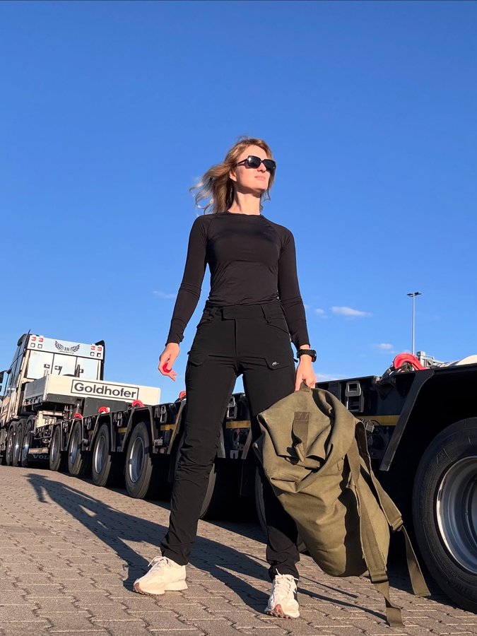 Instagram post by @iwonablecharczyk_official for E-Militaria. Caption reads: Zgadnijcie kto właśnie wsiada do busa i jedzie do....