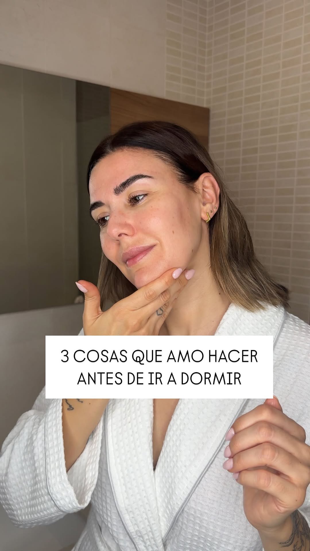 Instagram post by @aishawari for Dr Irena Eris. Caption reads: 3 cosas que AMO hacer antes de ir a dormir

✨Me....