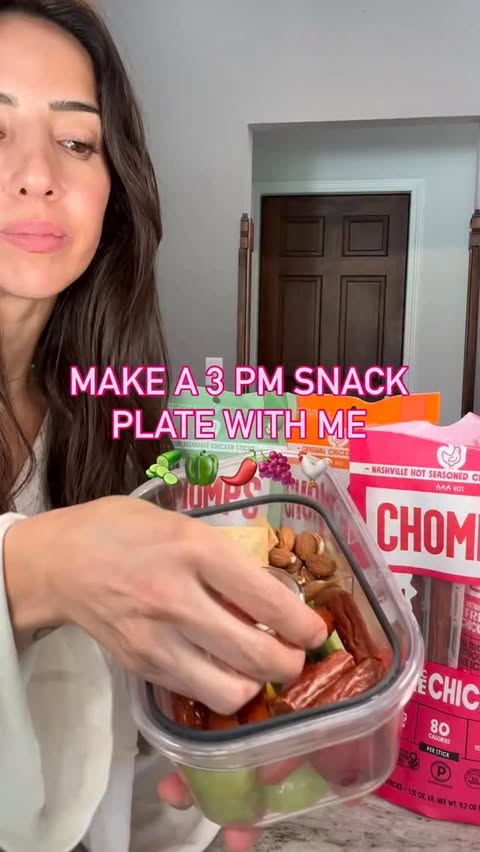 Instagram post by @momnutritionist for Chomps. Caption reads: #ChompsPartner I’m a dietitian, and one of my....