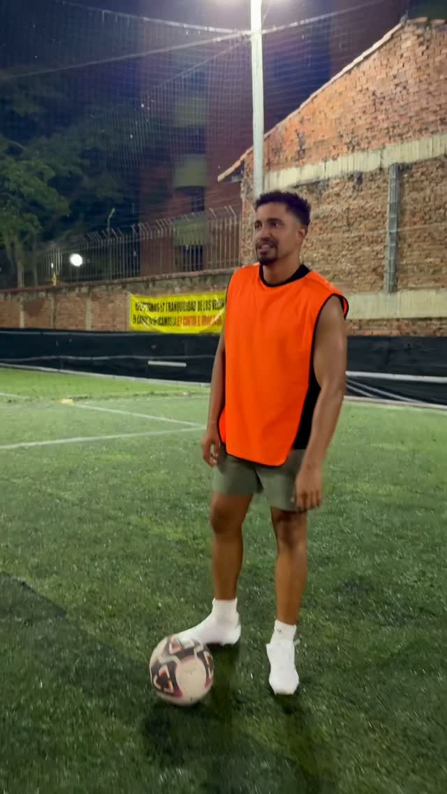 Instagram post by @elchontocali for Sporade Colombia. Caption reads: [...] de su novia 
🤣🤣🤣🤣😂
@sporadecolombia ....