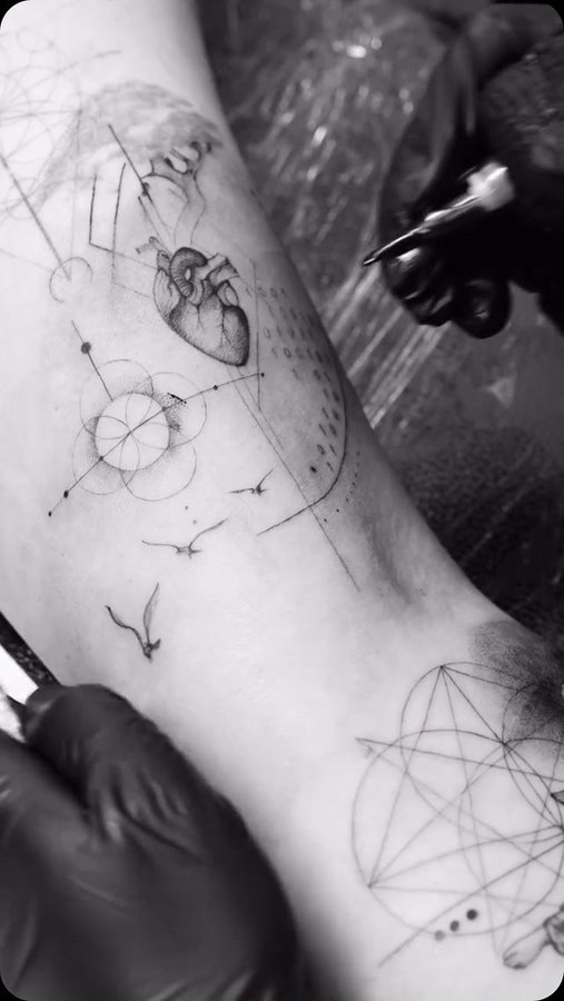 Instagram post by @victoriatattooing for Tattoodo. Caption reads: [...] London by following her 🔗 in profile!....