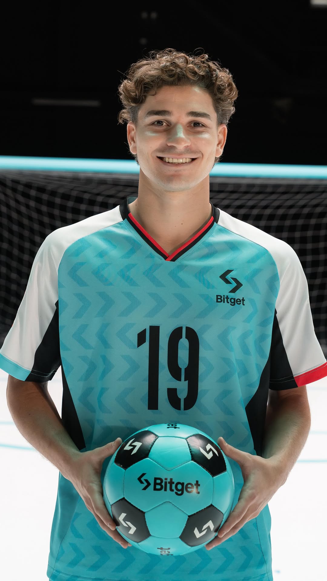 Instagram post by @juliaanalvarez for Bitget. Caption reads: I know... 
Onchain trading can feel complicated....