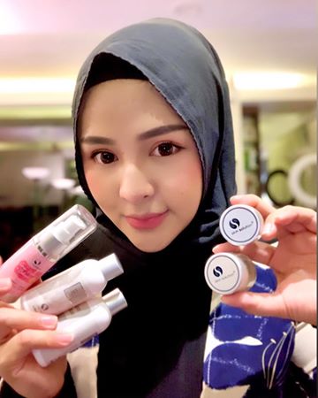 Instagram post by @thyasethyaa for BeautieSS Official. Caption reads: Dimana ada aku di situ ada @skinsolution.online....