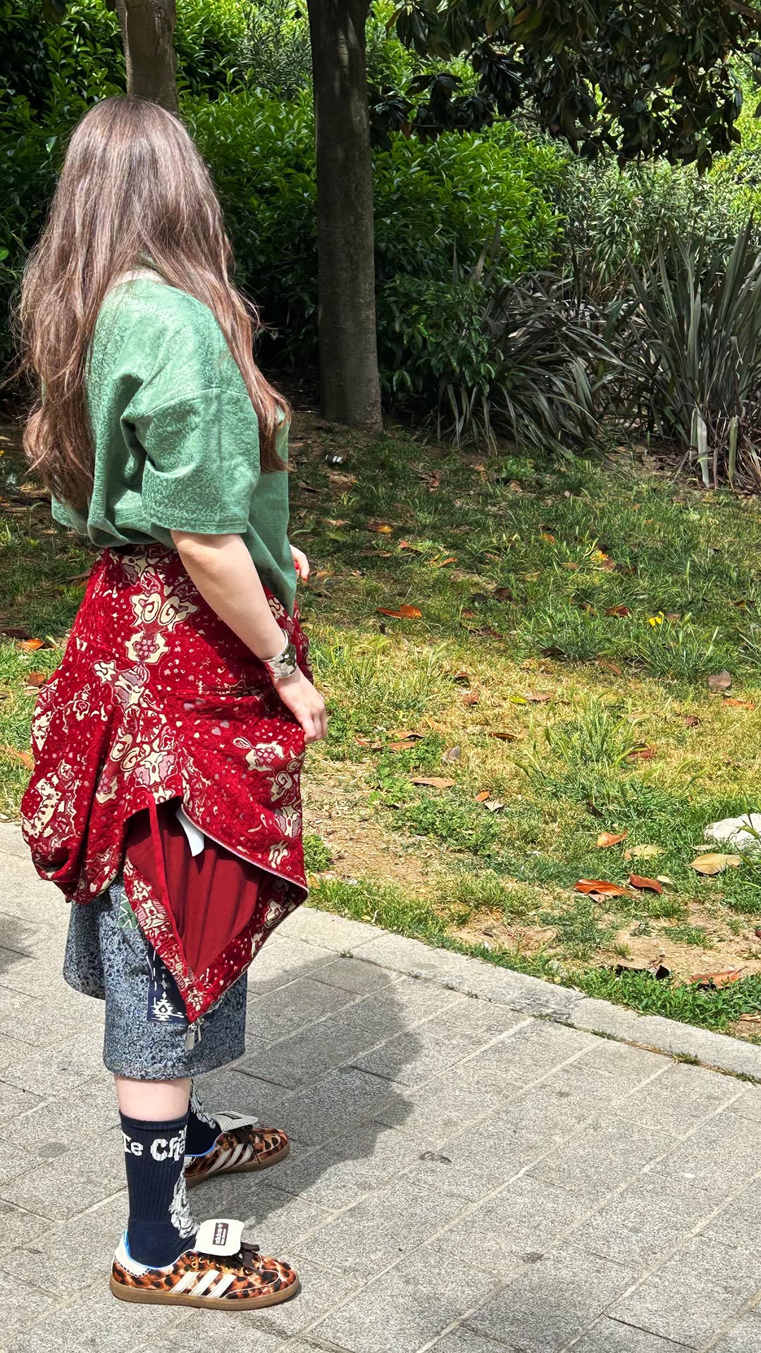 Instagram post by @derintalu for LES BENJAMINS. Caption reads: things I do for the perfect shot…....