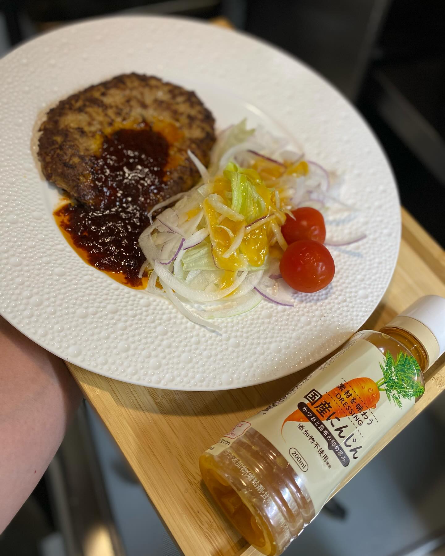 Instagram post by @jiun2001 for Bulldog Sauce. Caption reads: シングルファーザーのおうちごはん🏠
■ハンバーグ✨
みんな大好きハンバーグです♡
レシピも載せてお....