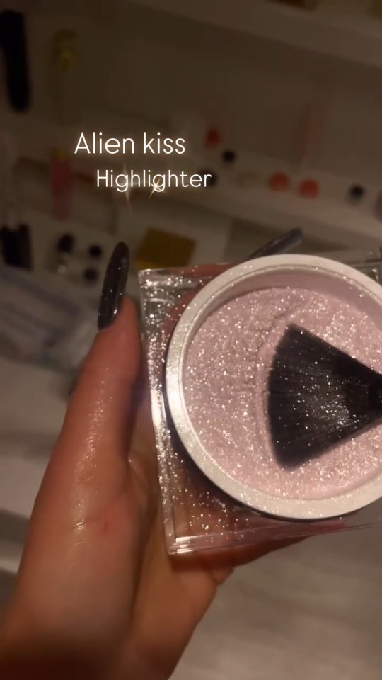 Instagram post by @saturnblogunuz for FENTY SKIN. Caption reads: Aşık olunası 🩷
.
.
Cr:@luxury_glitteralbania....