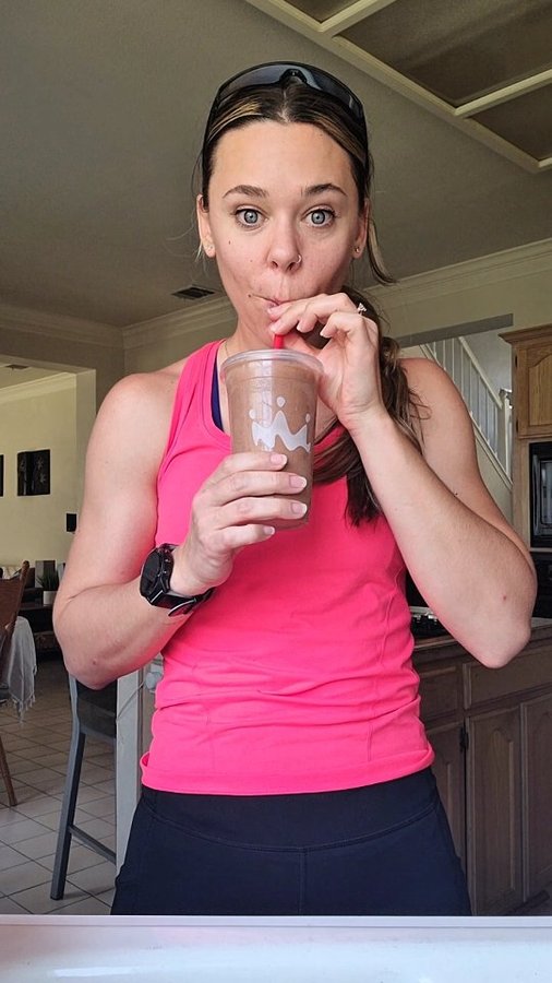 Instagram post by @trainer_tarafit for Smoothie King. Caption reads: Saturday long run = post fuel with @SmoothieKing's....