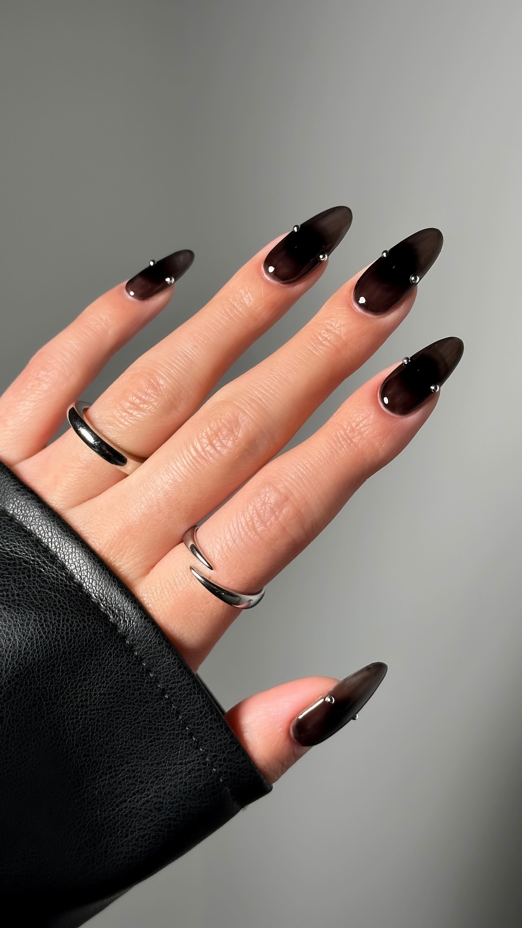 Instagram post by @disseynails for Modelones. Caption reads: black aura 🖤⛓️

all products used are linked in....