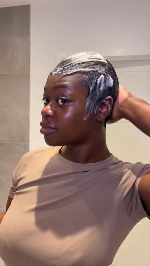 Instagram post by @kikeaj_ for Creme of Nature. Caption reads: [...] without gifts! 
I’ve partnered with....