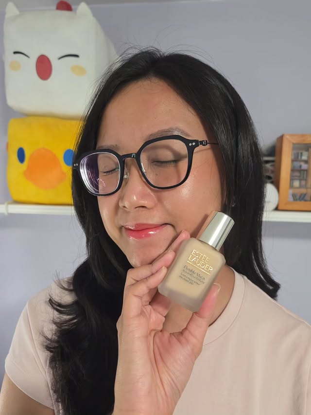 Instagram post by @cleverdummie for CXS. Caption reads: Estee Lauder Double Wear Stay-in-Place Makeup💫....