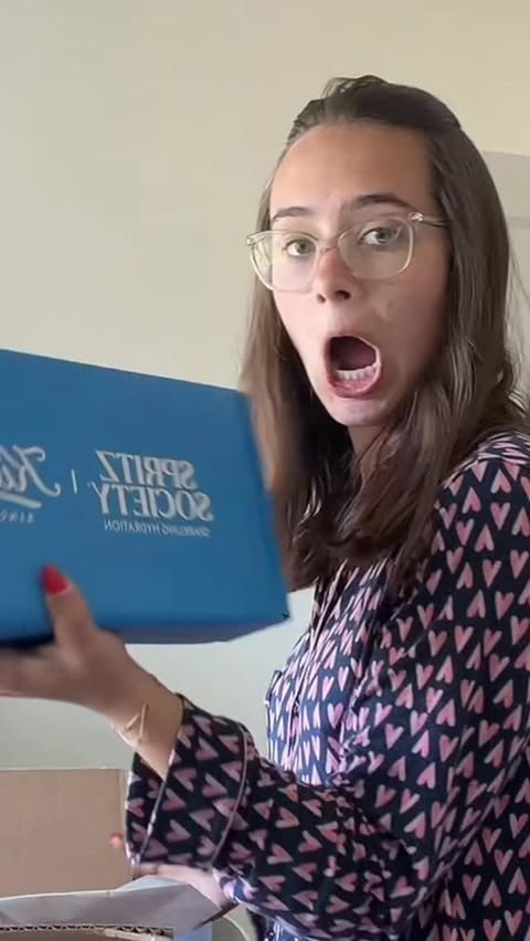 Instagram post by @ainsleyczarnecki for Unwell. Caption reads: [...] was MORE!!!! #unboxing #prunboxing #unwell....