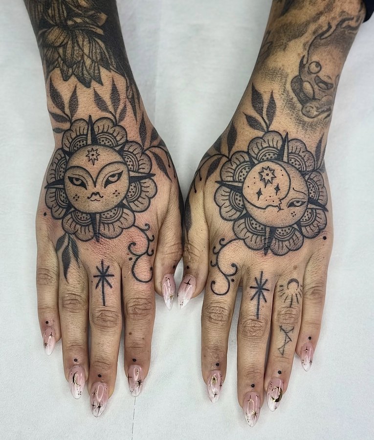 Instagram post by @amare.with.love for Killer Ink Limited. Caption reads: 🌚 black ornamental tattoo on hands 🌚
Un projet....