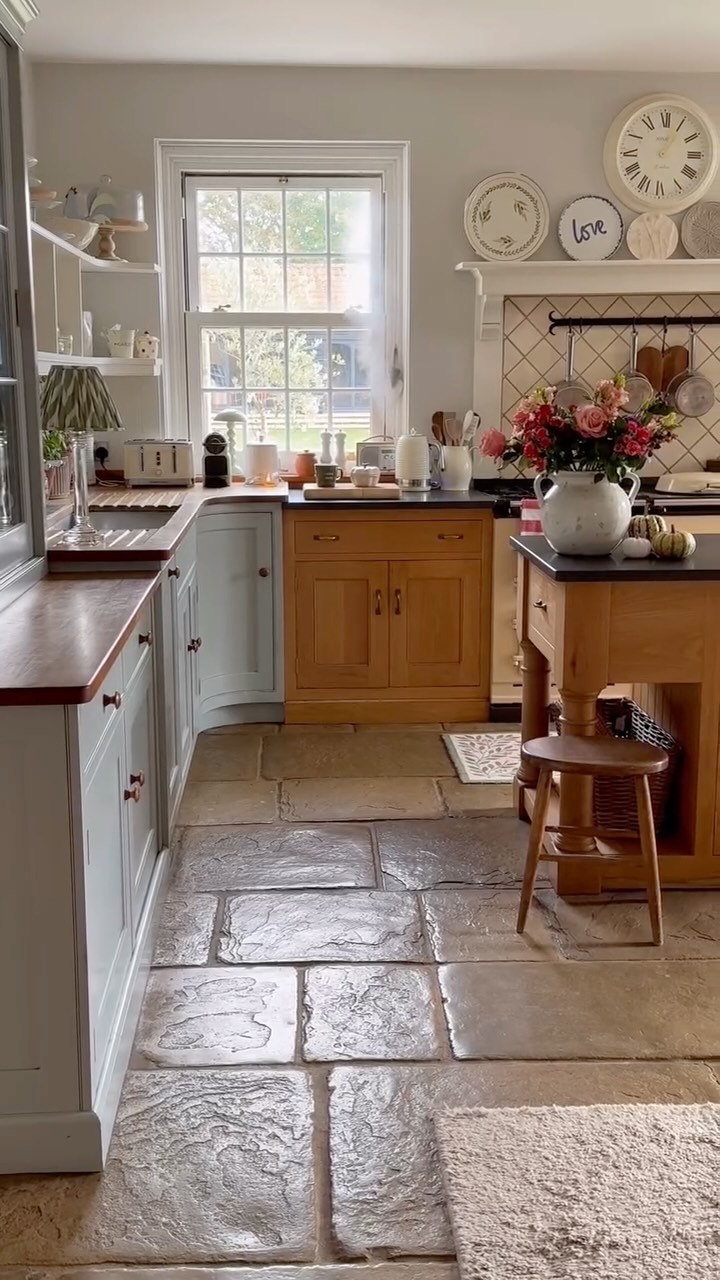 Instagram post by @laurahomeandlifestyle for Arena Flowers. Caption reads: What I mean when I say dream flowers 🌸✨Autumn joy....