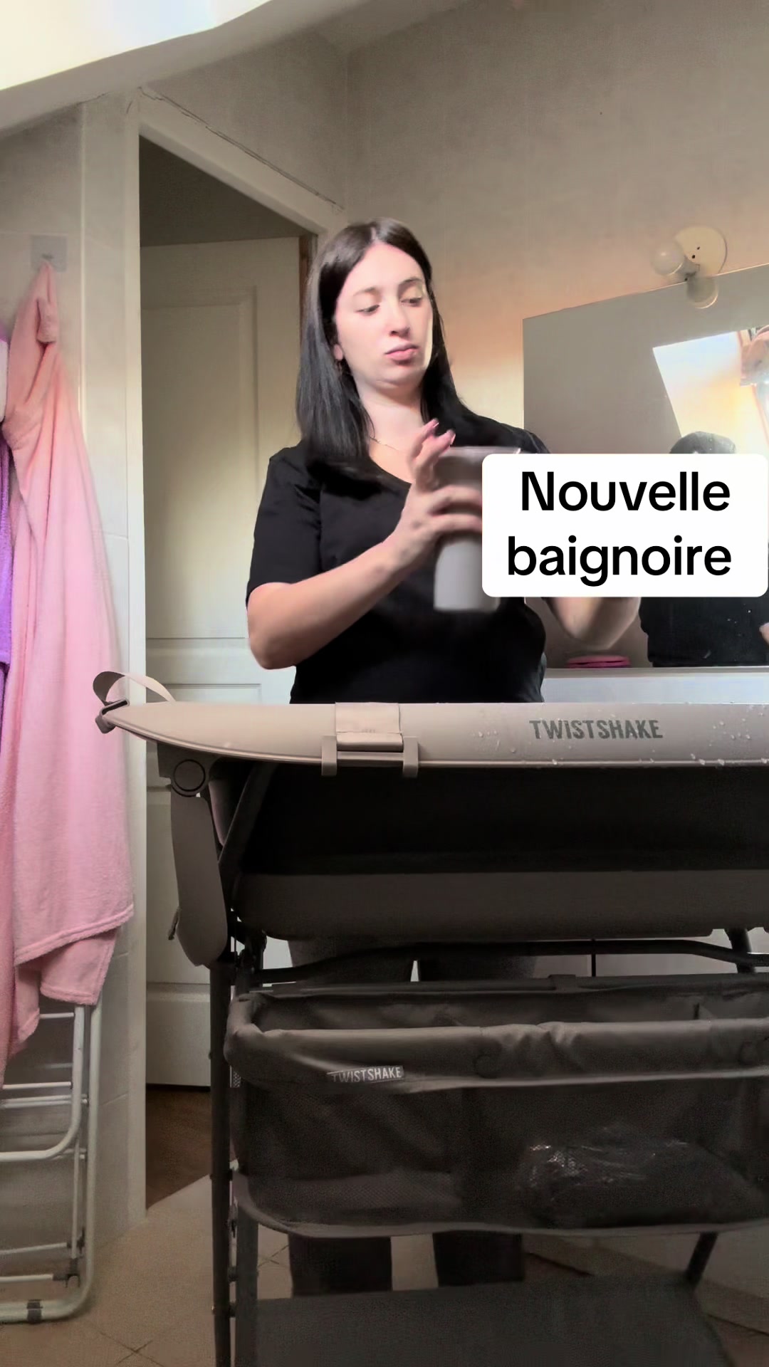 TikTok post by @famille_hornegg for Twistshake. Caption reads: @TWISTSHAKE #twistshakebaby #baignoire #maman....