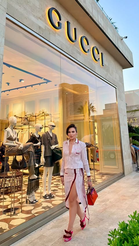 Instagram post by @benguarslanesin for GUCCI. Caption reads: @gucci Giardino Night 🍋🕶️⛱️☀️ davet reklam [...].