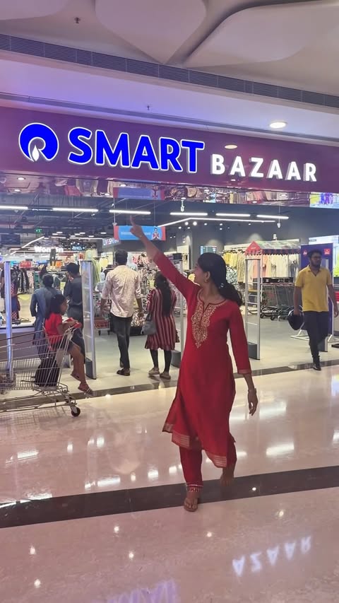 Instagram post by @vanyahundet for SMART Bazaar. Caption reads: [...] ration + full savings ka plan = SMART Bazaar....